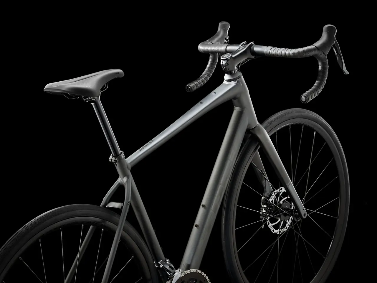 Trek Domane AL 2 Gen 4 — strada in noleggio a Lecce e nel Salento, vista tre quarti posteriore