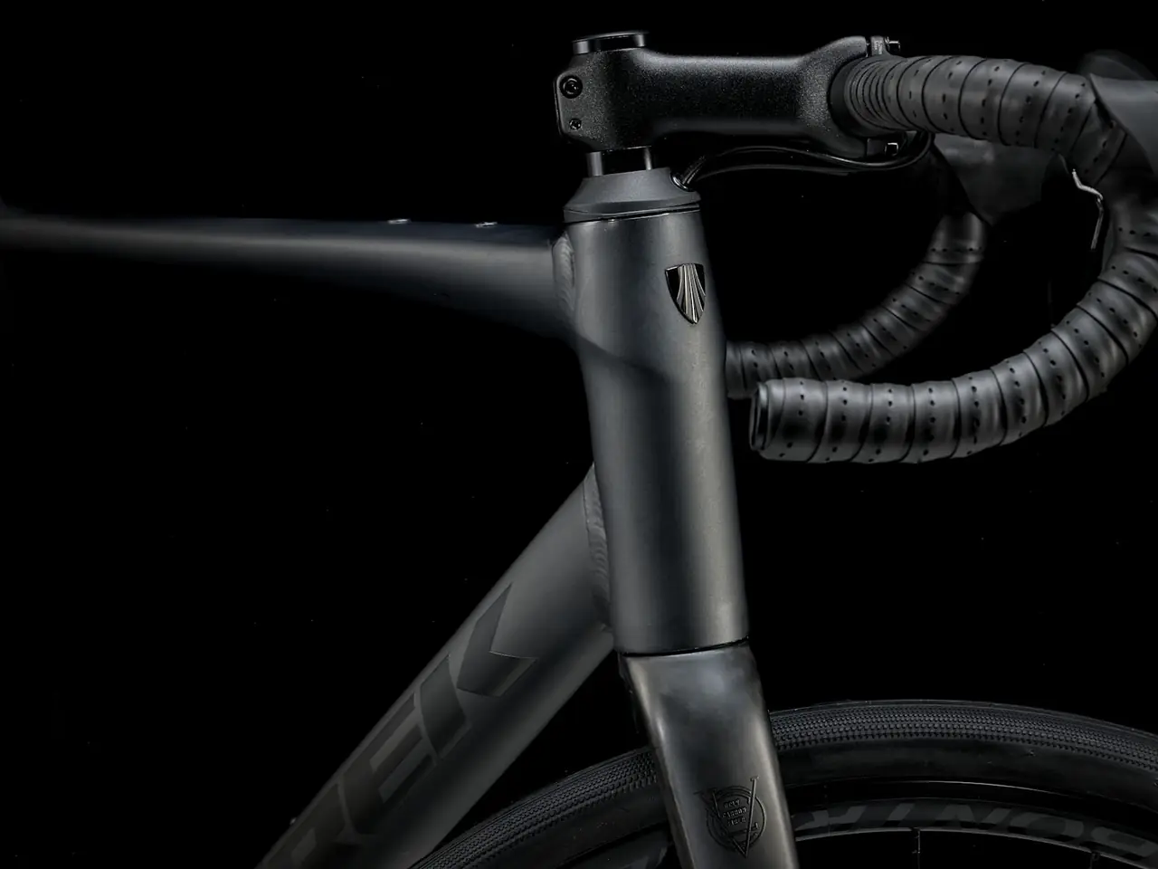 Trek Domane AL 2 Gen 4 — strada in noleggio a Lecce e nel Salento, dettaglio del telaio e della geometria
