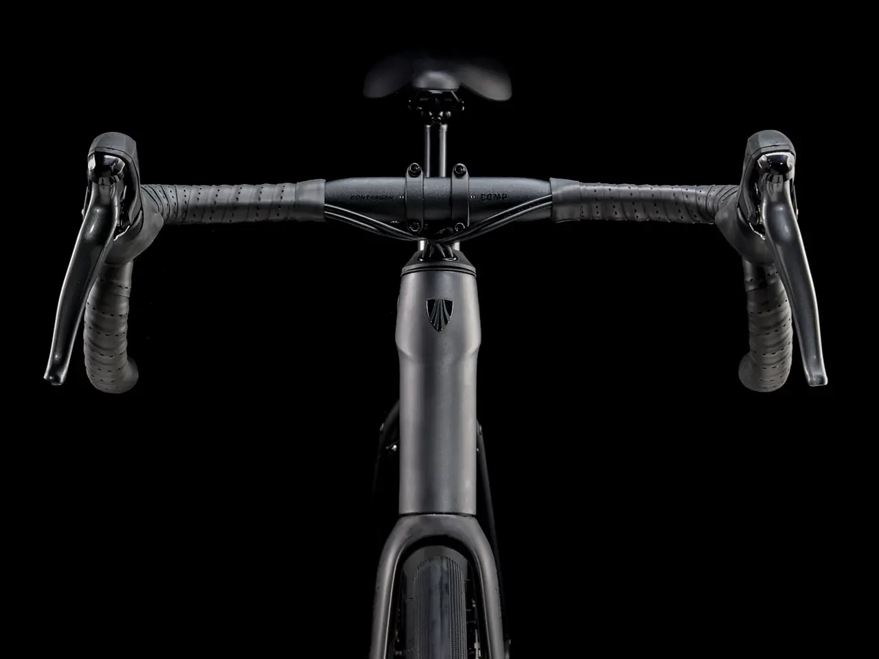 Trek Domane AL 2 Gen 4 — strada in noleggio a Lecce e nel Salento, dettaglio della trasmissione e del cambio