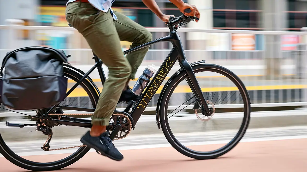 Trek FX+ 2 LT — e-bike in noleggio a Lecce e nel Salento, dettaglio della trasmissione e del cambio